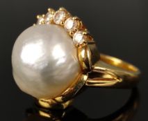 Ring with large baroque pearl surrounded by 7 diamonds, around ca. 0,6ct, signed AK, 750/18K yellow