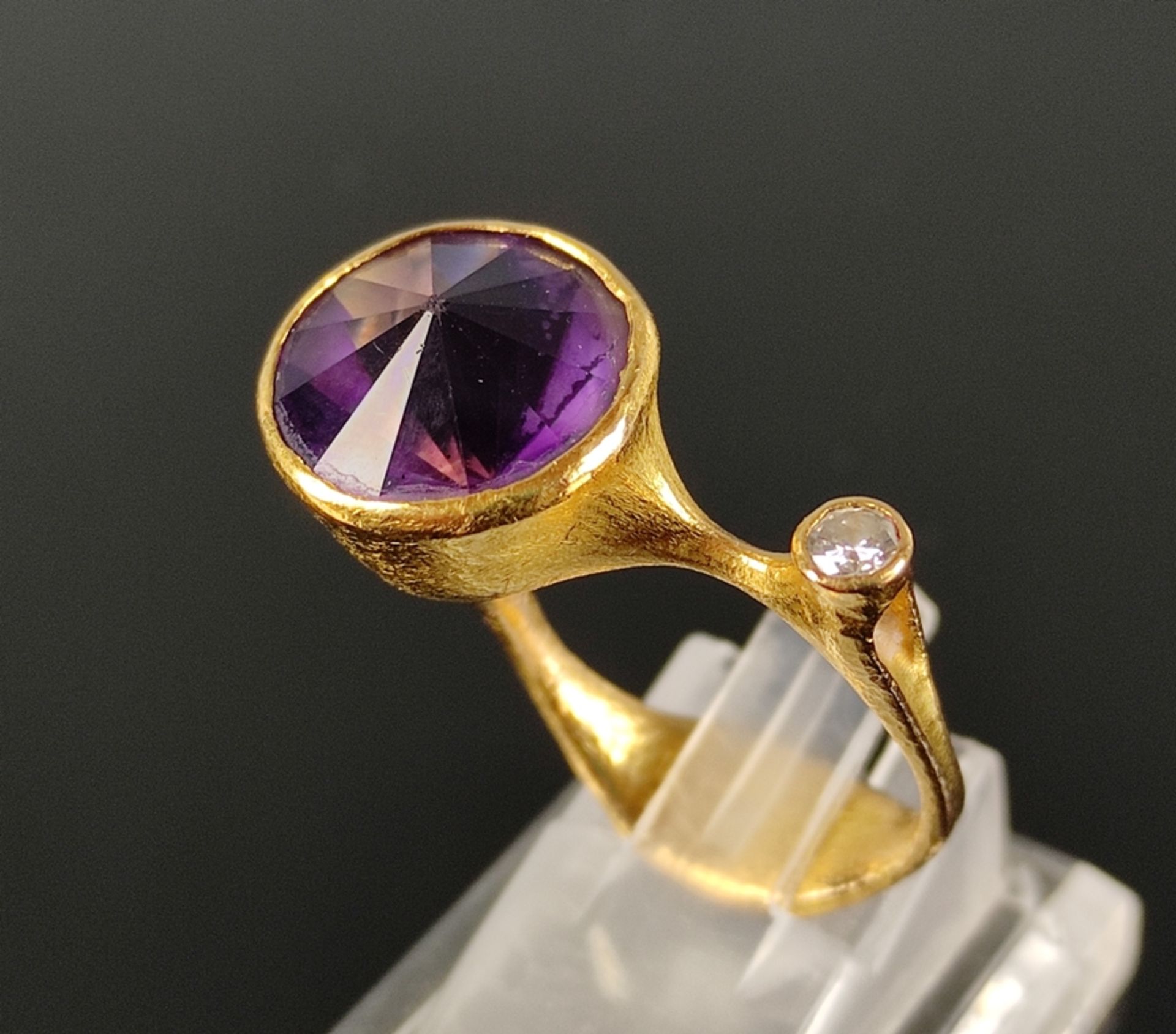 Design-Ring, Zobel, mit großem Spirit-Sun-Cut Amethyst (Munsteiner-Cut) und kleinem Brilliant, um 0 - Bild 3 aus 5