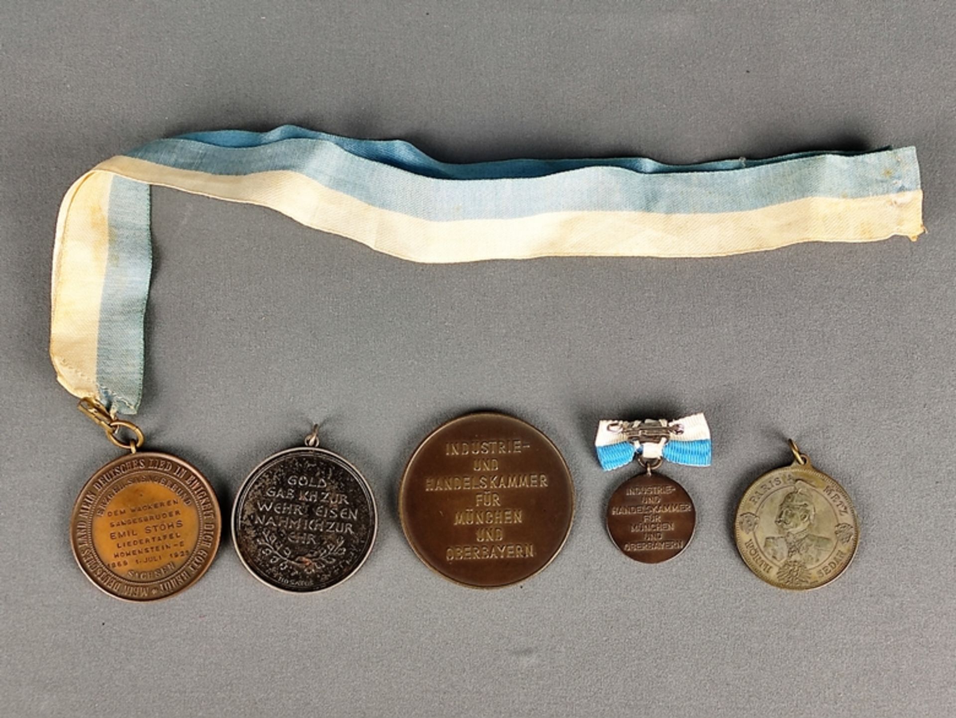 Konvolut Medaillen / Ehrenabzeichen, 5 Teile, bestehend aus Medaille Sachsen, Erzgebirge Saengerbun - Bild 2 aus 2