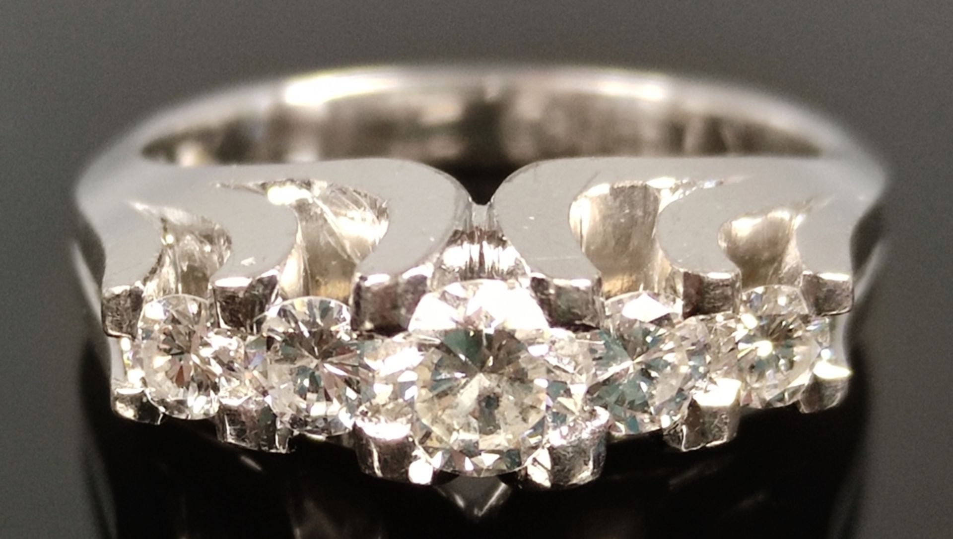 Diamond ring, centered with 5 diamonds, together around 0,9ct, set in 750/18K white gold, 10,3g, ri - Image 2 of 5