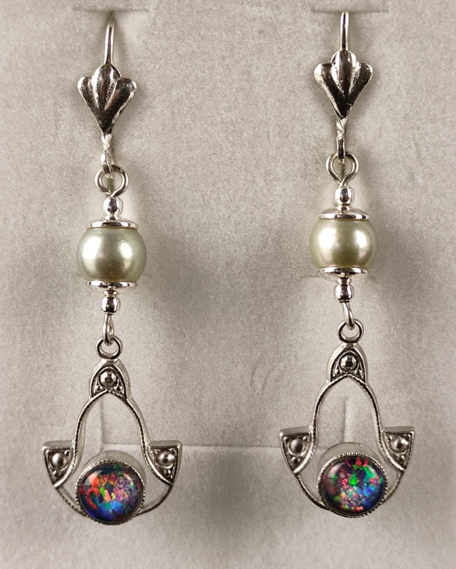 Opal-Perl-Ohrringe, Klappohrbügel mit gefächerten Abschlüssen sowie abgehängter, echter, naturgraue