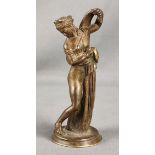 Kleine Bronze-Figur, Frau in Kontrapost, das Gewand hebend, Höhe 14cm