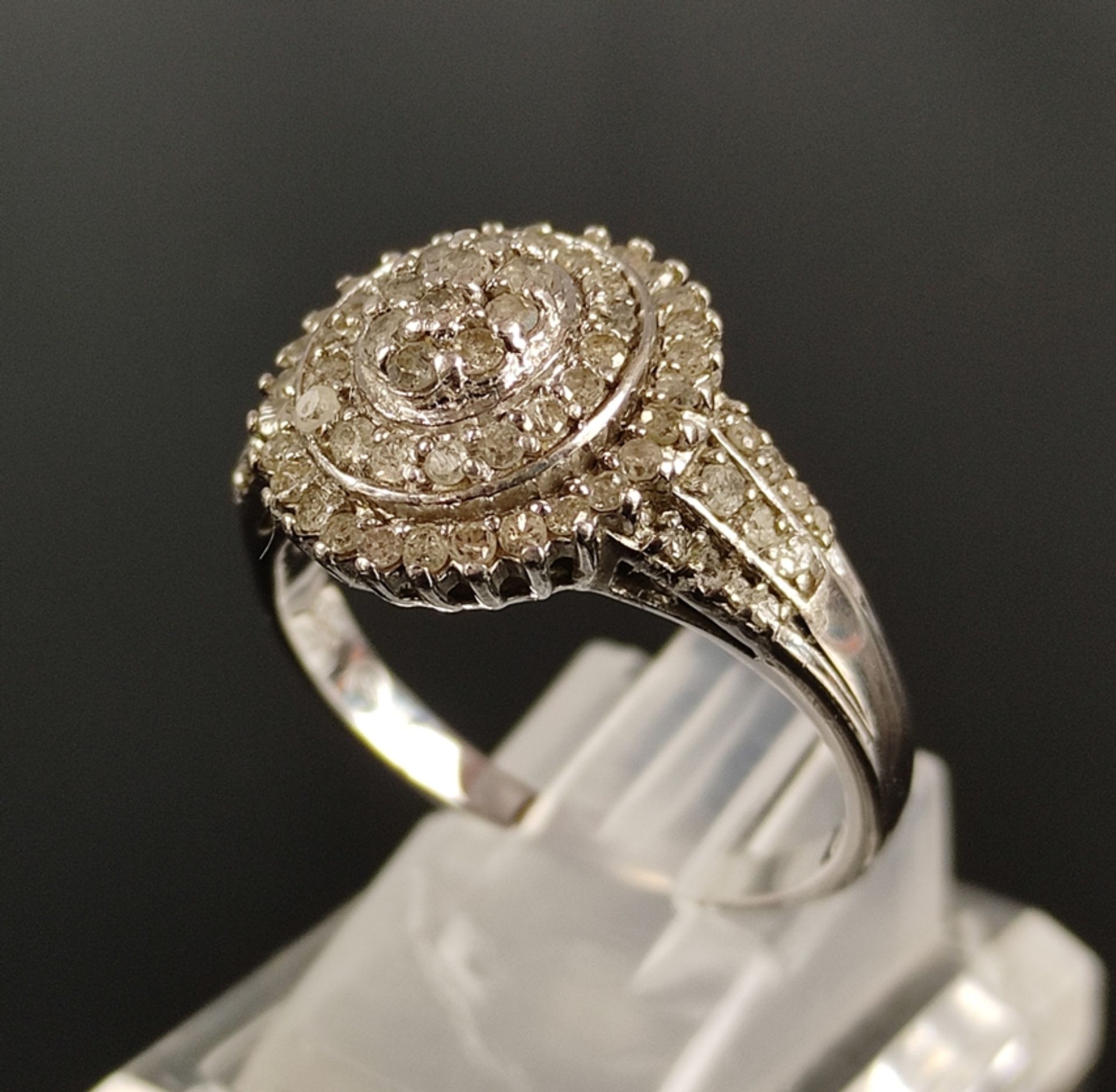 Diamant-Ring, besetzt mit facettierten weißen Diamanten SI-P1 von zus. um 1ct, in drei-etagiger Auf - Bild 3 aus 4