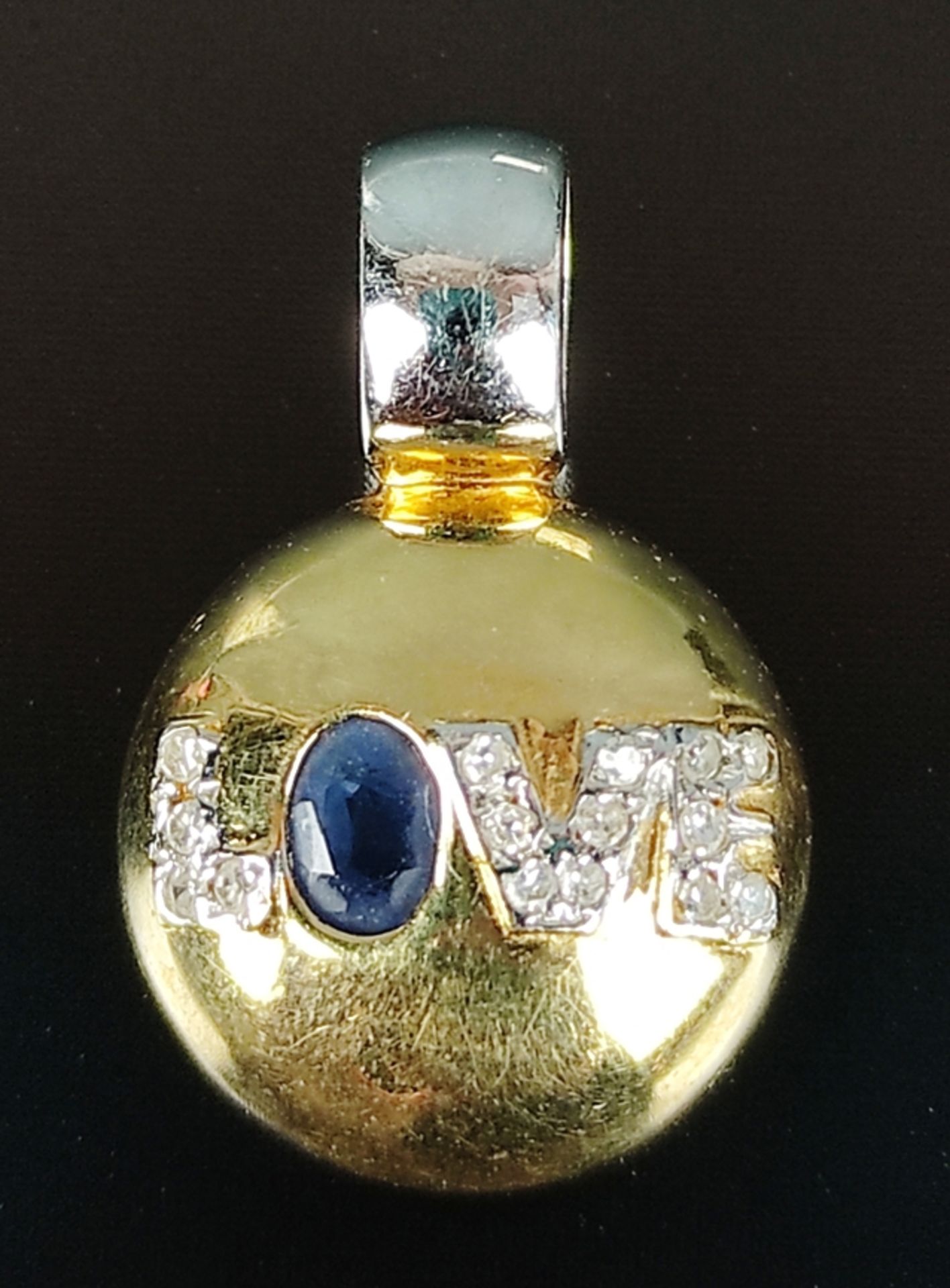 Anhänger mit Schriftzug "LOVE", mit einem Saphir und 15 Brillanten, 750/18K Gelb- und Weißgold, 2,3