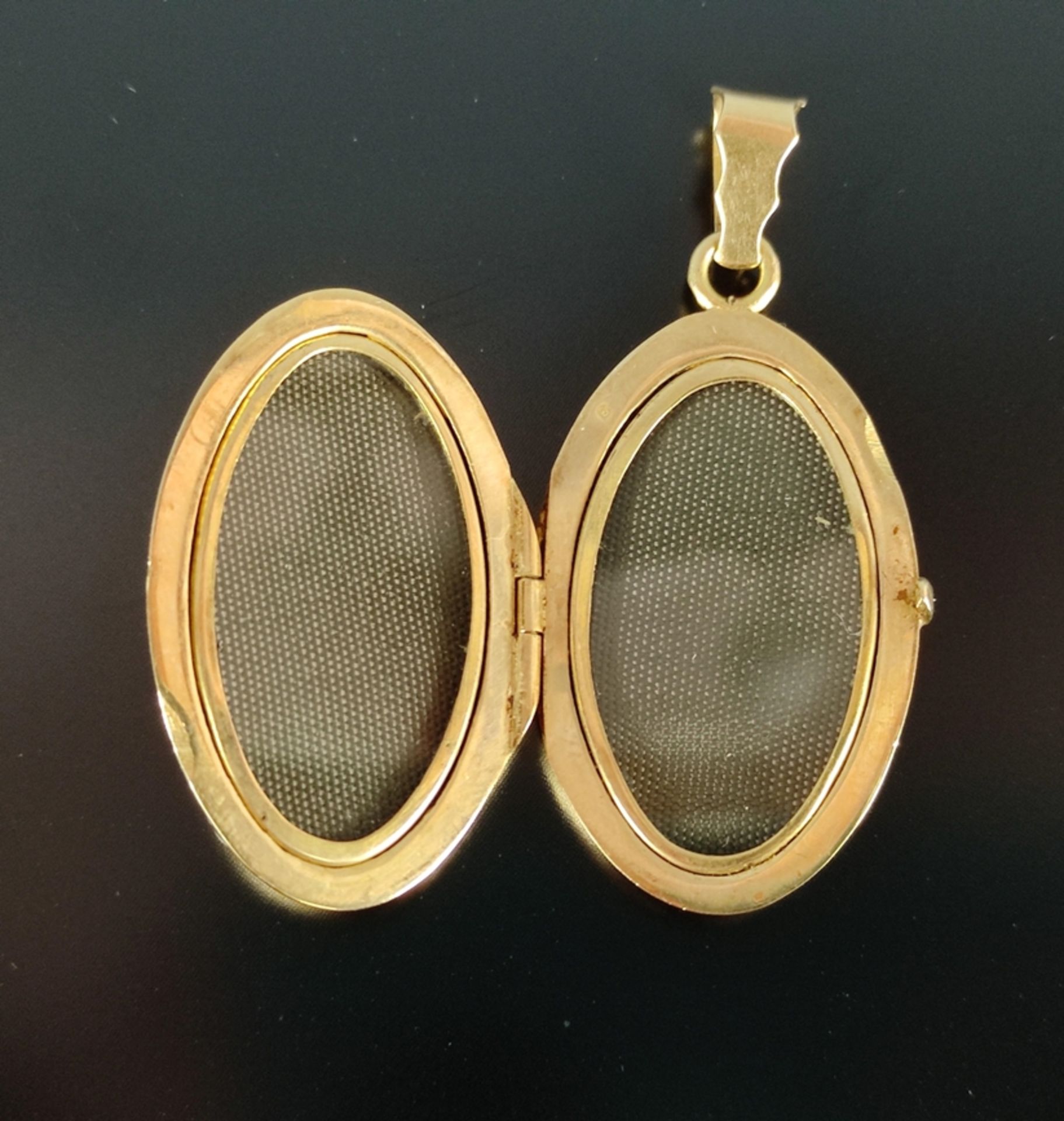 Medallion pendant, hinged, inside with two glass surfaces, oval, front decorated with small flowers - Image 2 of 3