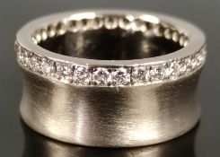 Memory-Ring, mit breiter Schiene, 750/18K Weißgold, besetzt mit Brillanten, zusammen um 1ct, Gewich