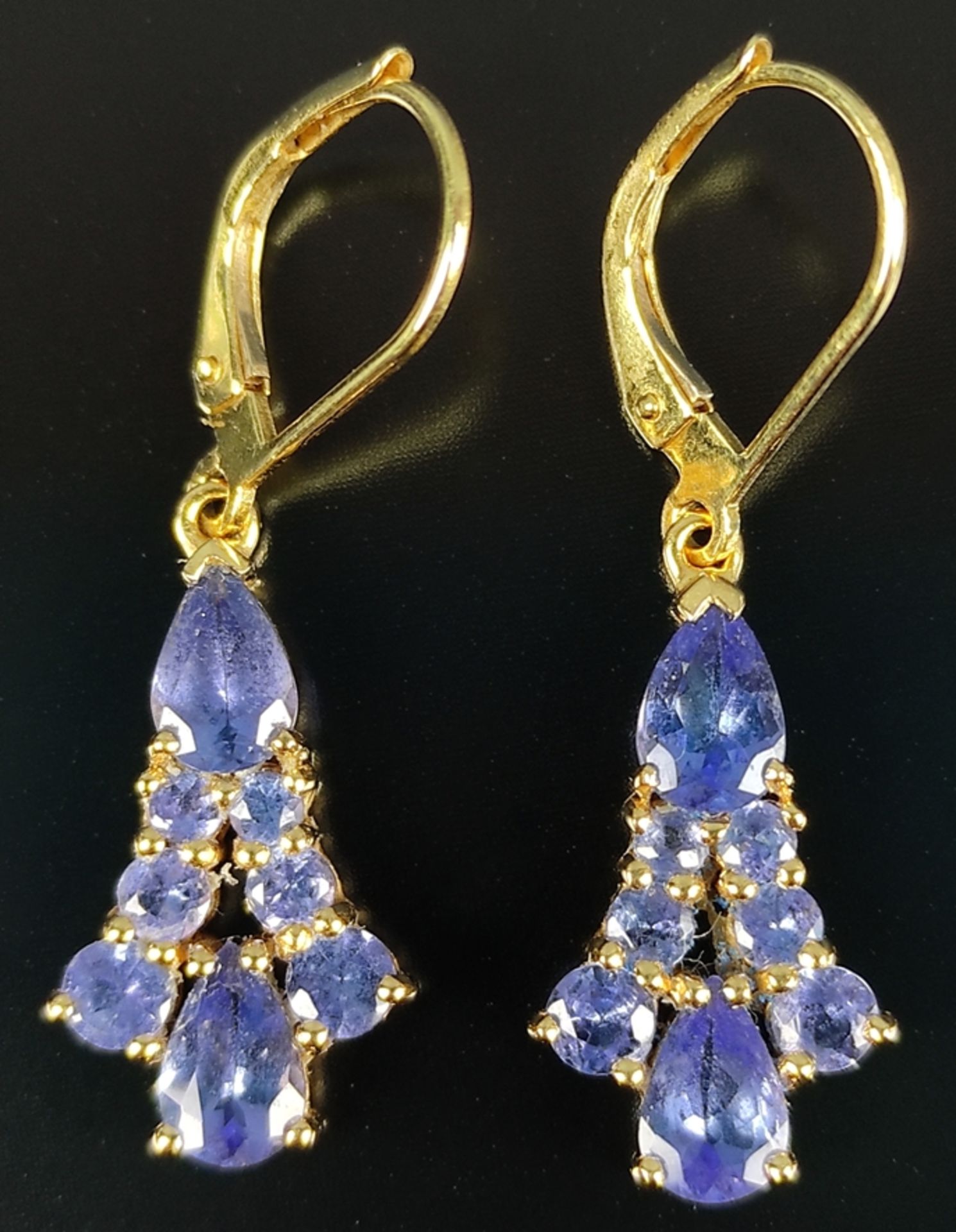 Pair of earrings, tanzanite set in 750/18K yellow gold, length 3cm, weight 3.8g