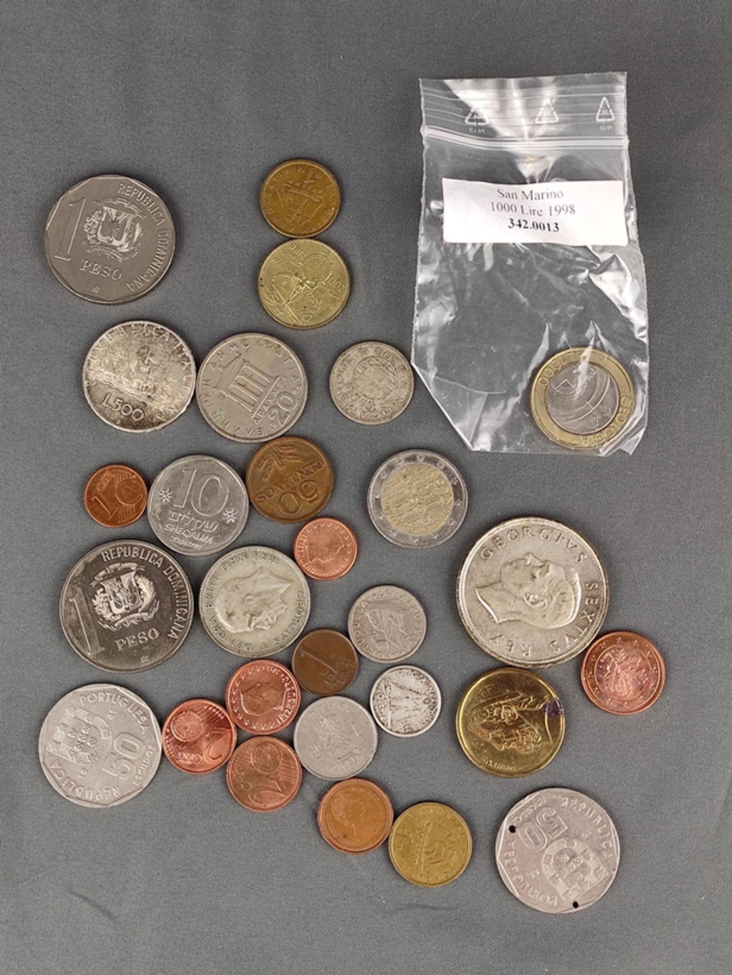 Münz-Konvolut, 27 Münzen, bestehend aus: 1000 Lire, San Marino, 1998, 1 Peso, Dominikanische Republ