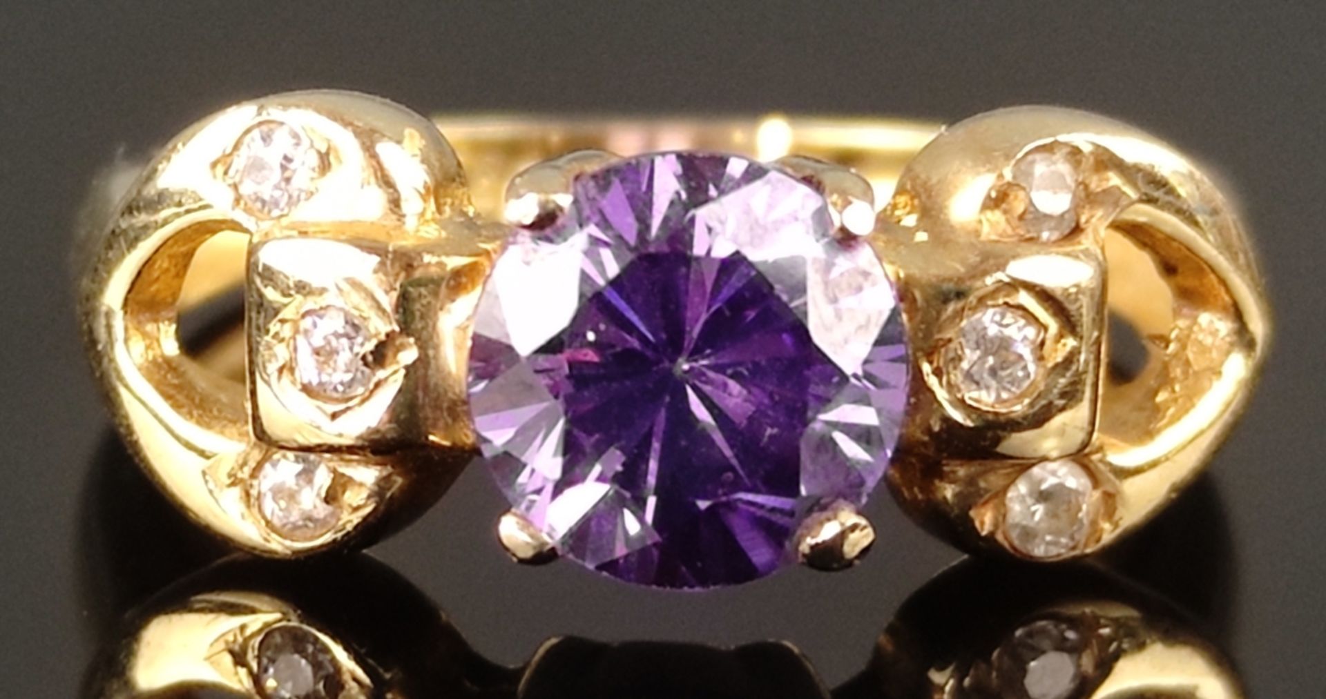 Ring mit facettiertem violettem Schmuckstein, flankiert von je drei kleinen Zirkonia, 585/14K Gelbg - Bild 2 aus 5