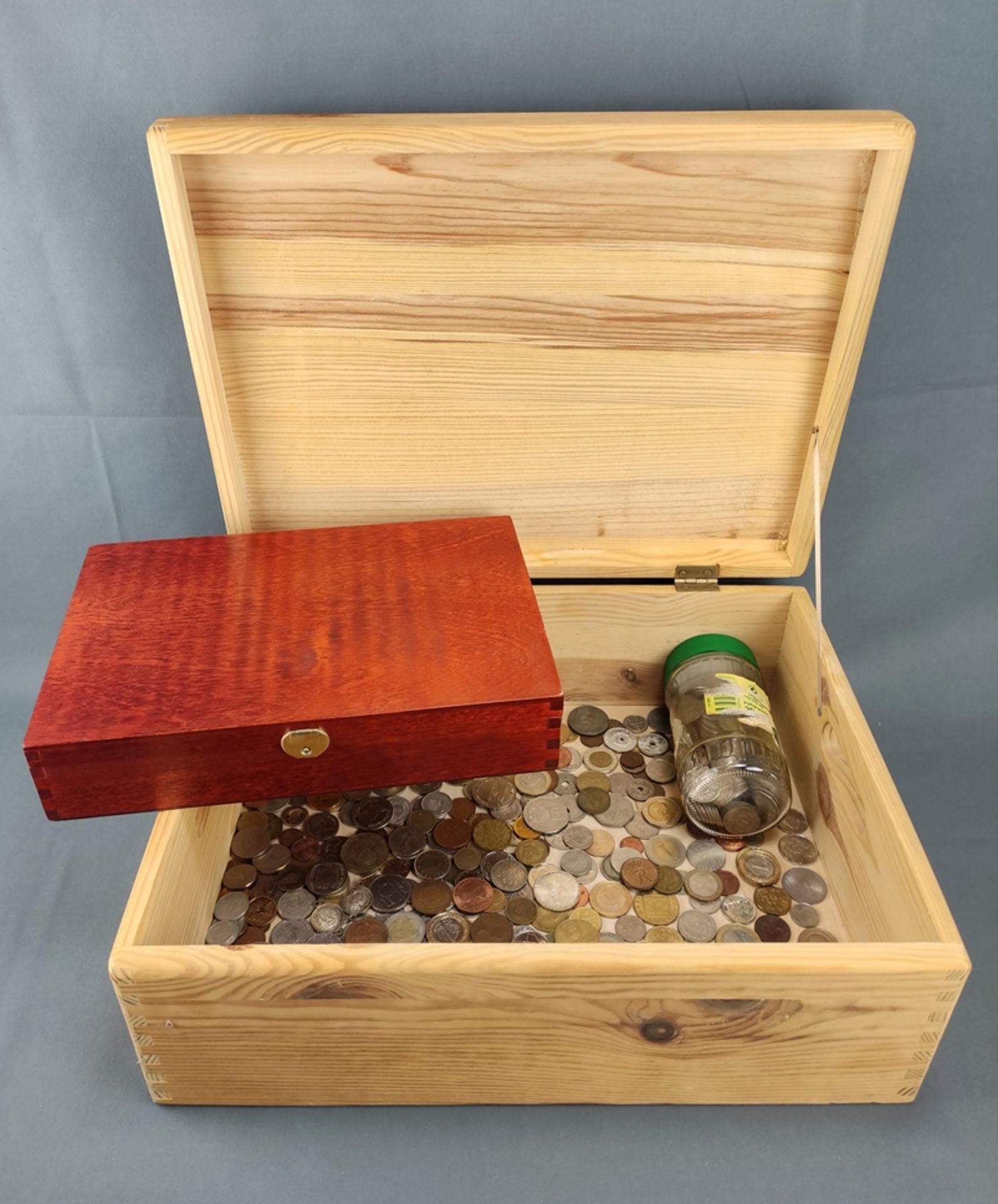 Große Münz-Kiste, mit über 150 Münzen aus aller Welt, in Holzkiste, anbei noch eine weitere Holzkis - Bild 2 aus 2