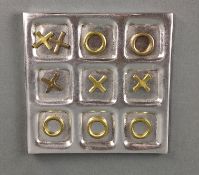 Design-Tic-Tac-Toe, 3 gewinnt, rechteckige Spielplatte mit Vertiefungen, Aluminium, und je 5 Kreuze