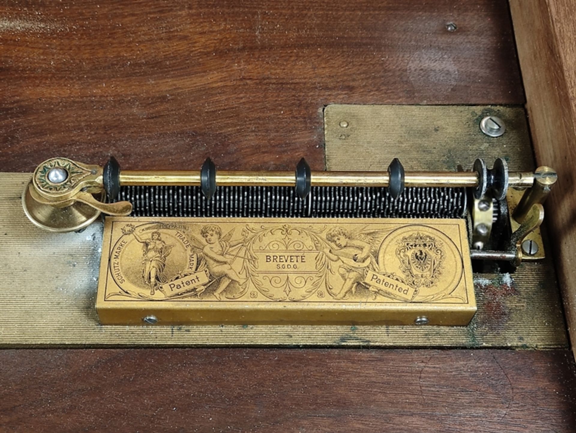 Lochplatten-Automat, Polyphon, Plattenspieldose, Historismus-Holzgehäuse, auf dem Deckel Musikinstr - Bild 3 aus 4
