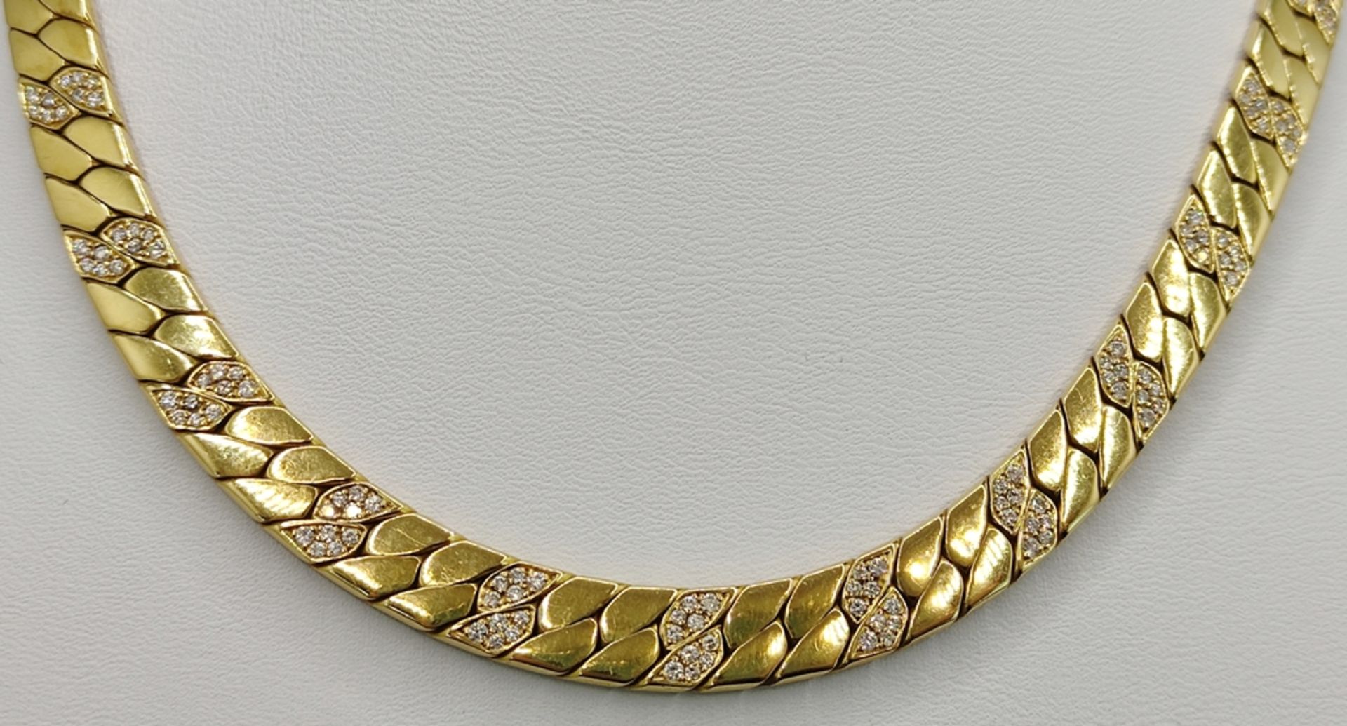 Brillant-Gold-Collier, flache breite Panzerglieder, mittig jedes dritte Glied besetzt mit je 10 kle