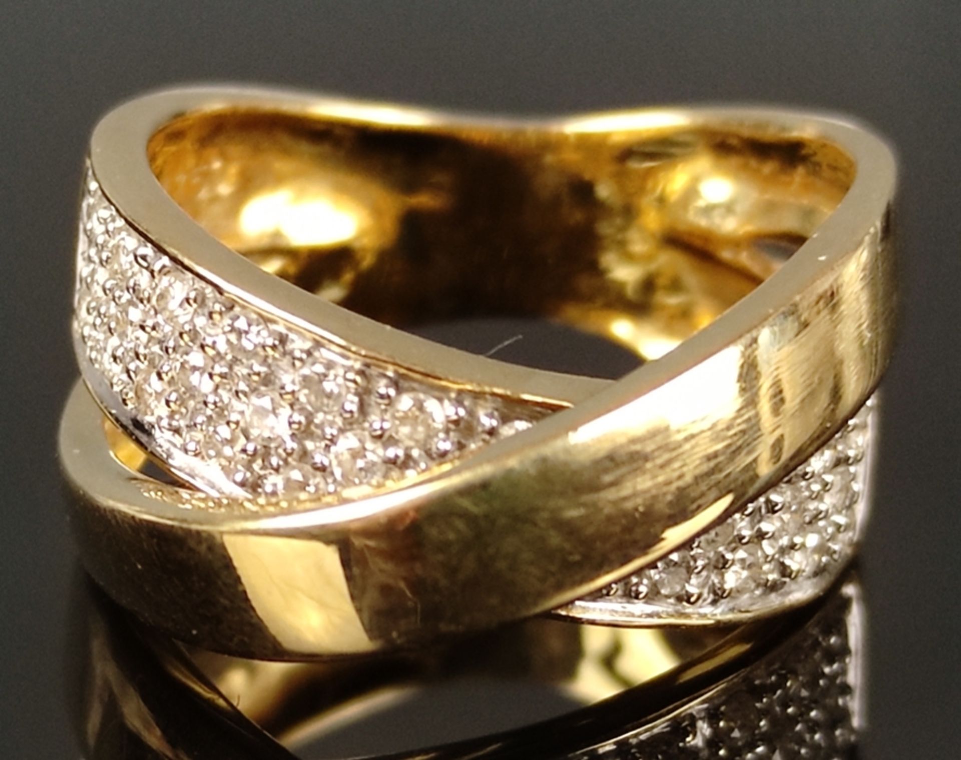 Ring, aus zwei Bögen, einer besetzt mit 39 Brillanten von zusammen um 0,4ct, 750/18K Gelbgold, 6,1g - Bild 2 aus 3