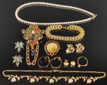 Schmuck-Schmuck, zusammen 14 Teile, Schaumgold, Golddoublé u.a., dabei ungetragene Modeschmuck-Stüc