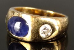 Saphir-Brillant-Ring, mittig Saphir-Cabochon, je daneben Brillant von zusammen 0.35ct, 585/14K Gelb