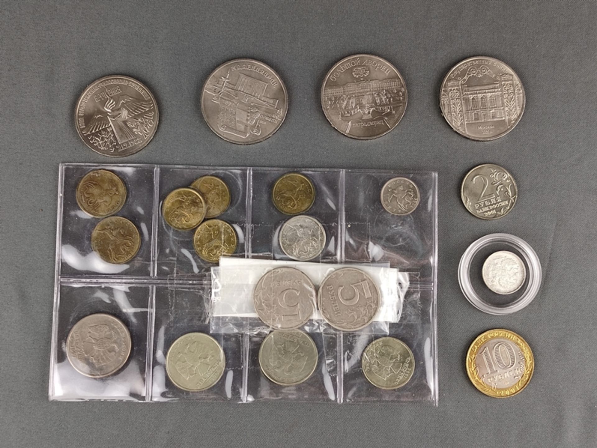 Münz-Konvolut, 21 Teile, Russland, bestehend aus 10 Kopeken, 1915, 2 Rubel, 2001, 10 Rubel, 2001, 5 - Bild 2 aus 2