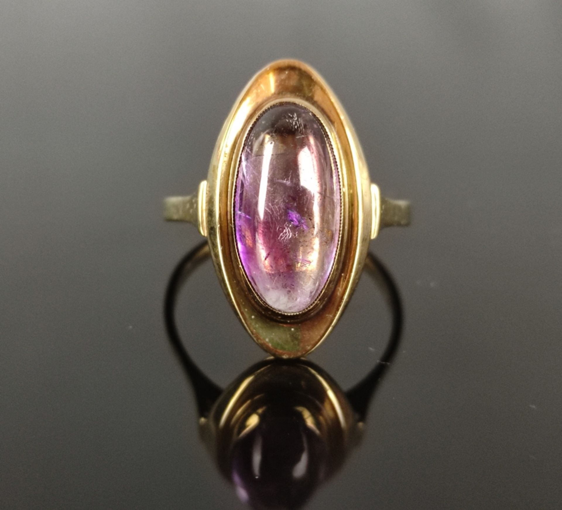 Art-Déco-Amethyst-Ring, Ringkopf in Navette-Form gearbeitet und in einem langovalen natürlichen Ame - Bild 2 aus 4