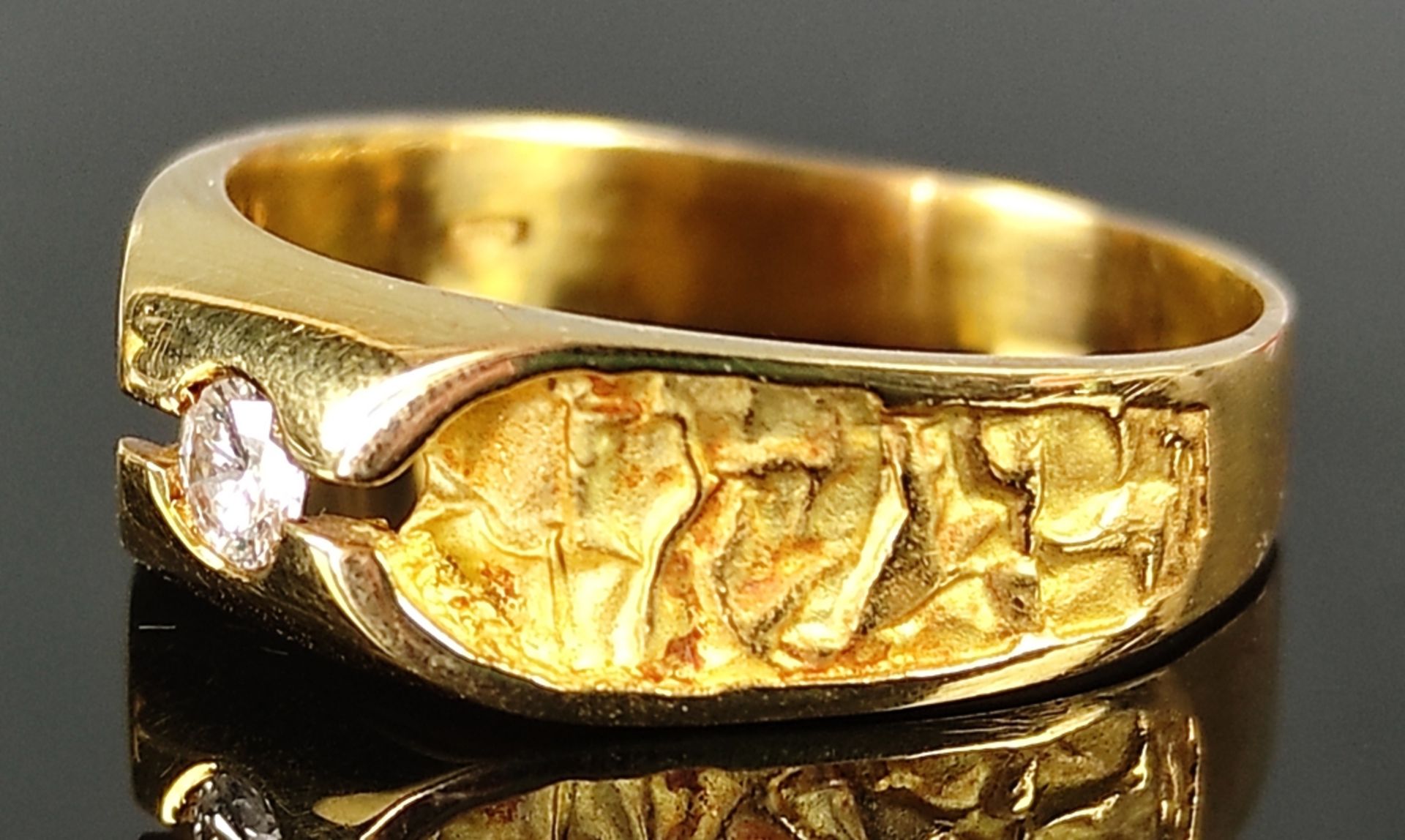 Brillant-Ring, ca. 0,14ct, breites Band aufwendig gearbeitet mit mattiertem Gelbgold, 750/18K Gelbg