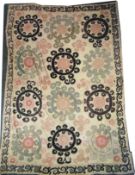 Decke im Suzani-Design, wohl Usbekistan, bestickter Wandbehang mit floralem Dekor, Baumwolle, 20. J