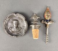 3 Teile Militär, bestehend aus Korken mit Friedrich II., Zinn 95%, H 8,5cm, einem kleinen Zinntelle