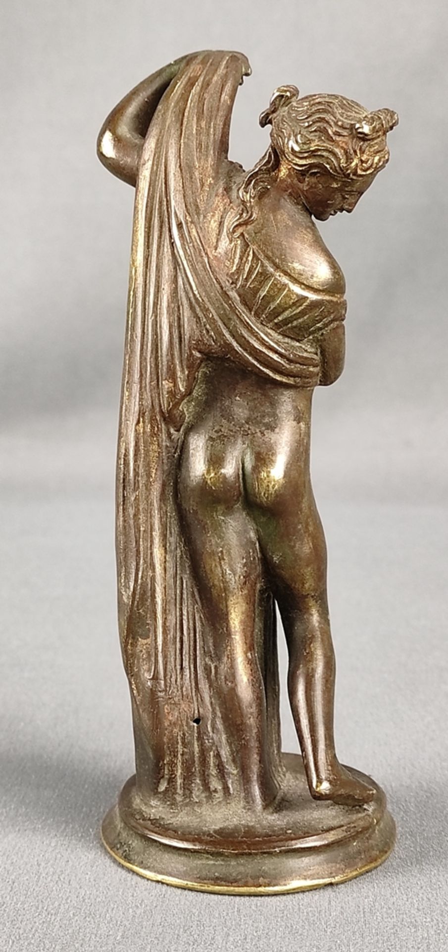 Small bronze figure, woman in contrapost, lifting her robe, height 14cm - Image 2 of 2