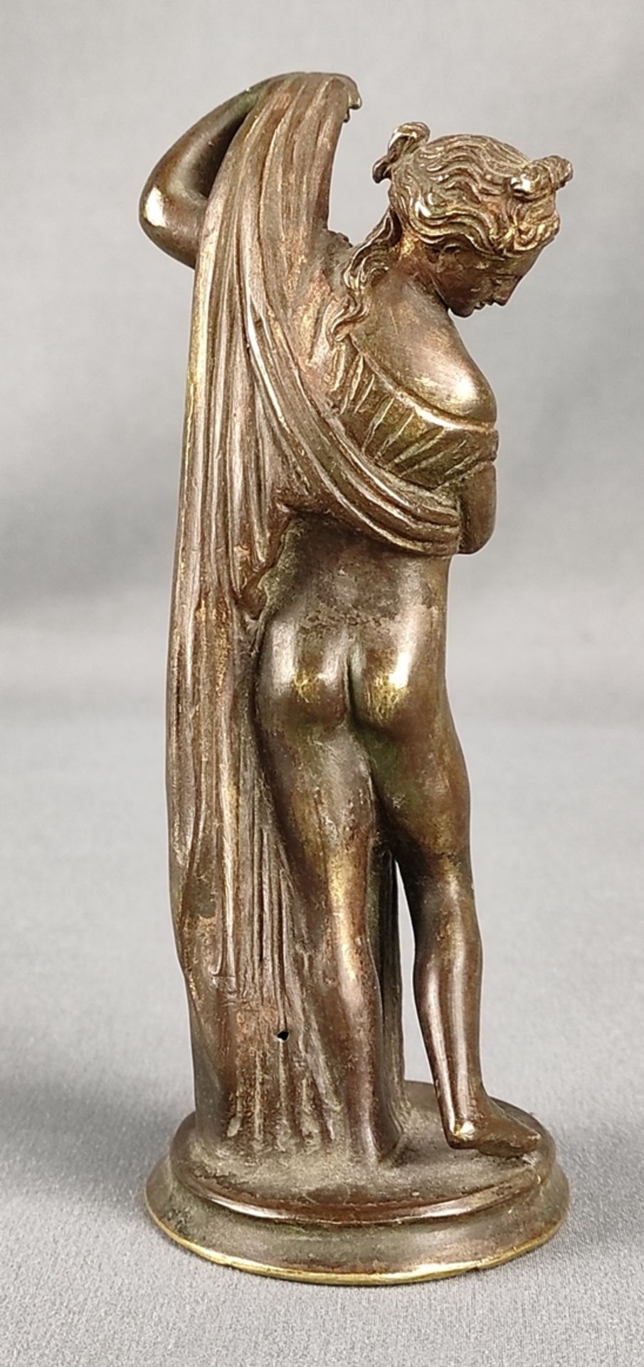 Kleine Bronze-Figur, Frau in Kontrapost, das Gewand hebend, Höhe 14cm - Bild 2 aus 2