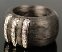Carbon-Designer-Ring mit 3 Weißgold-Streifen, gesamt 21 Brillanten, ca. 0,5ct, 8,6g, Ringgröße 54