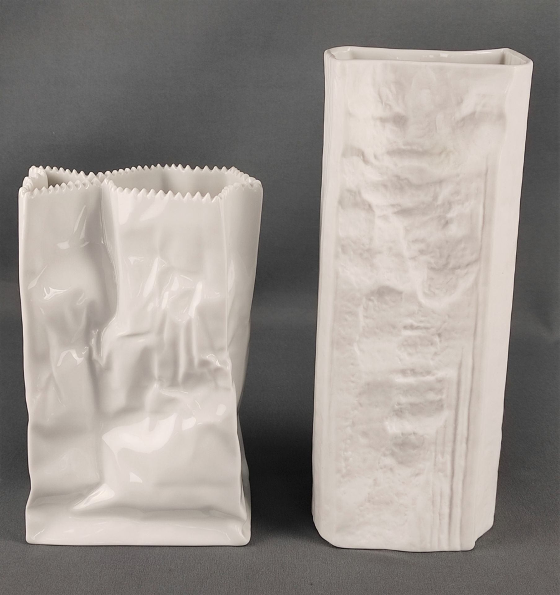 Zwei Design-Vasen, eine als stilisierte Tüte und die andere in Biskuit-Porzellan (Martin Froger), R - Bild 2 aus 3