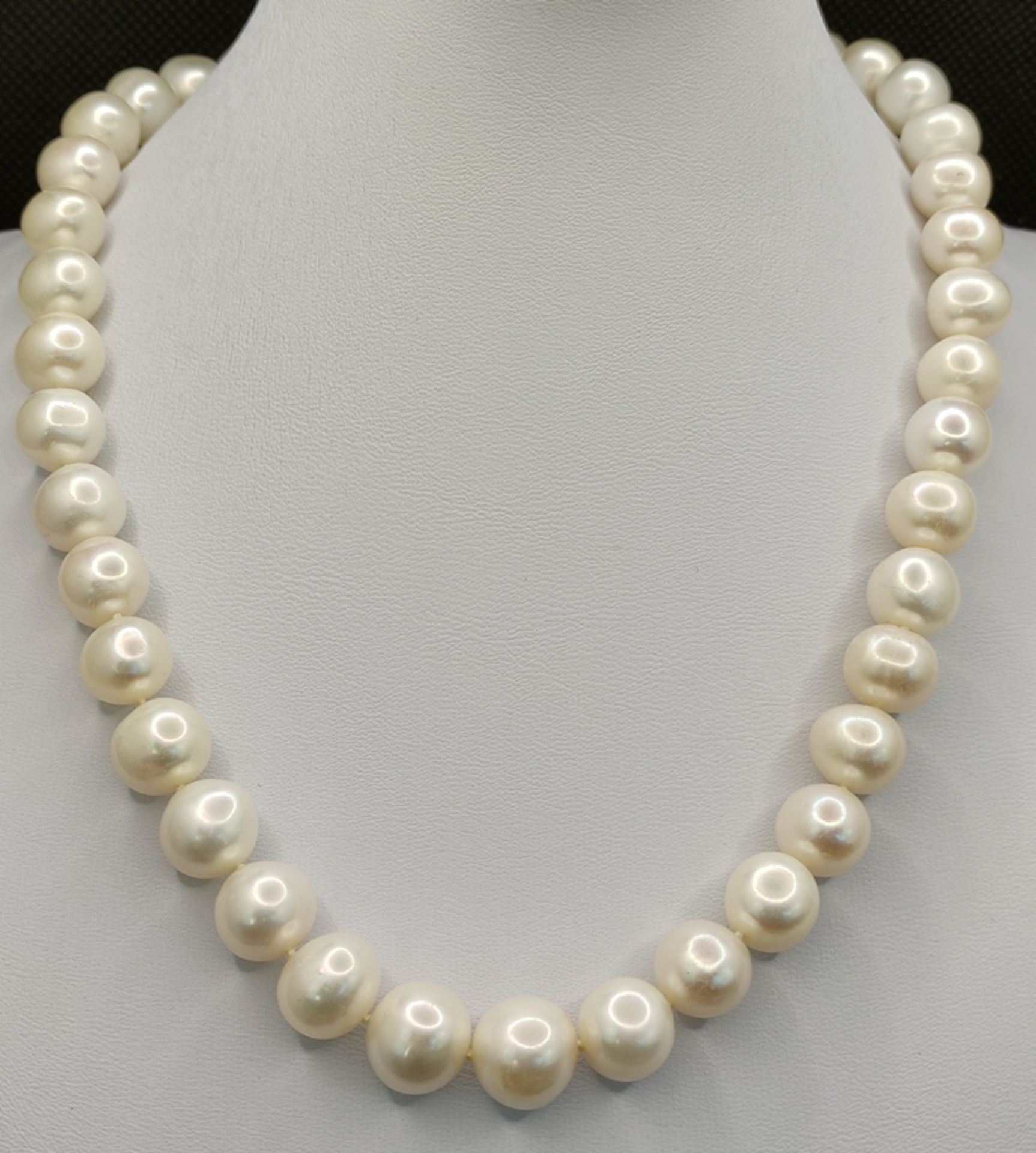 Pearl necklace, 41 baroque cultured pearls of 10-11,5mm, clasp in 750/18K white / yellow gold, sign - Image 2 of 3