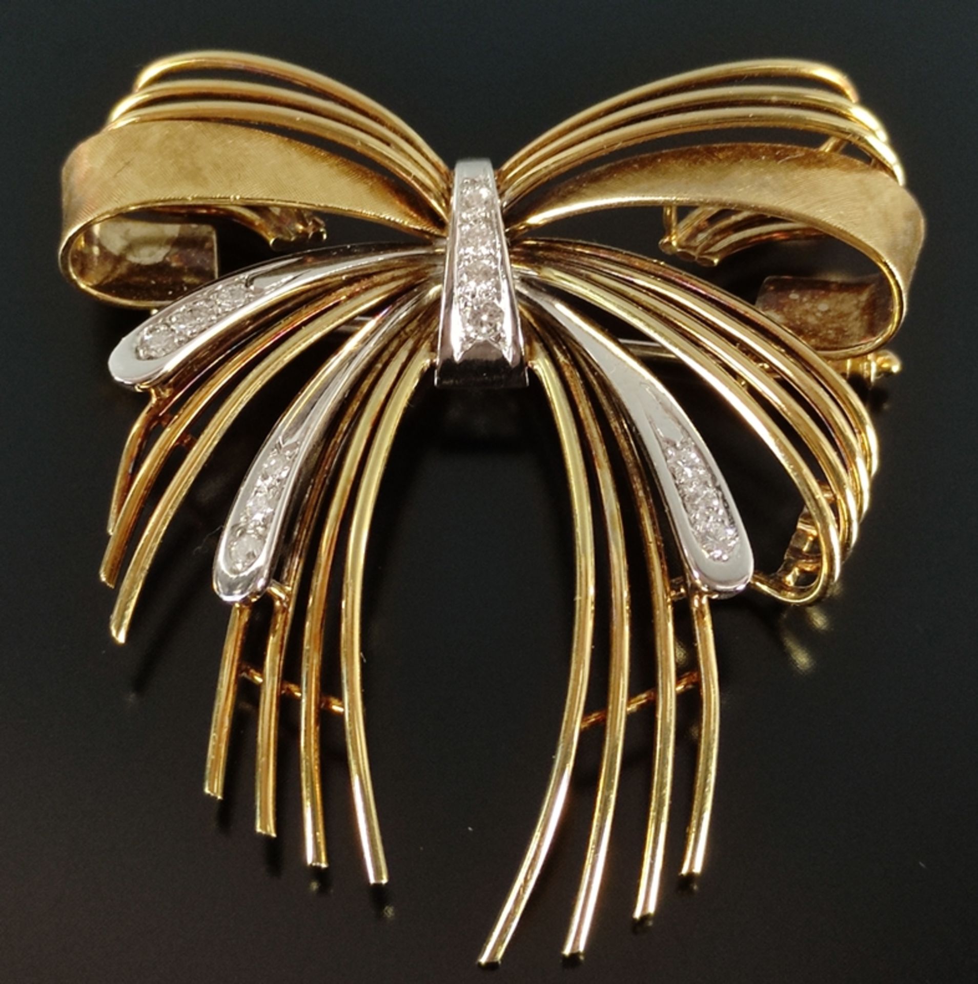Bow brooch, vintage, set with small diamonds, 750/18K white yellow gold, 1950-1960, 18,7g, size 5x4