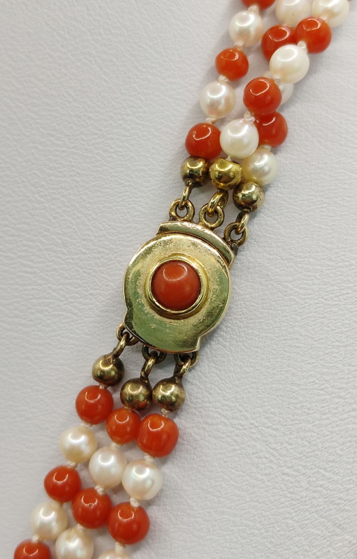 Long coral pearl necklace, 3-row, round 585/14K yellow gold clasp, goldsmith design, Italy, length  - Image 3 of 4