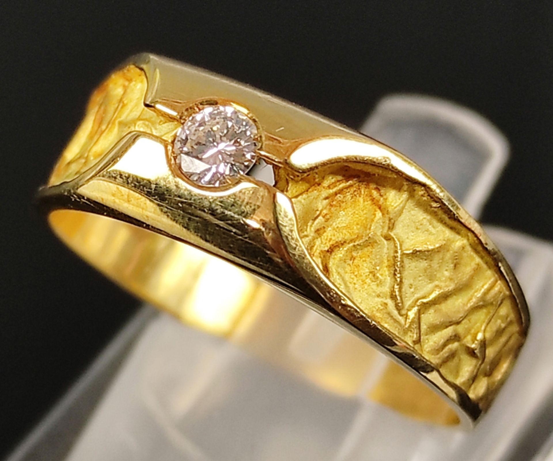 Brillant-Ring, ca. 0,14ct, breites Band aufwendig gearbeitet mit mattiertem Gelbgold, 750/18K Gelbg - Bild 4 aus 6