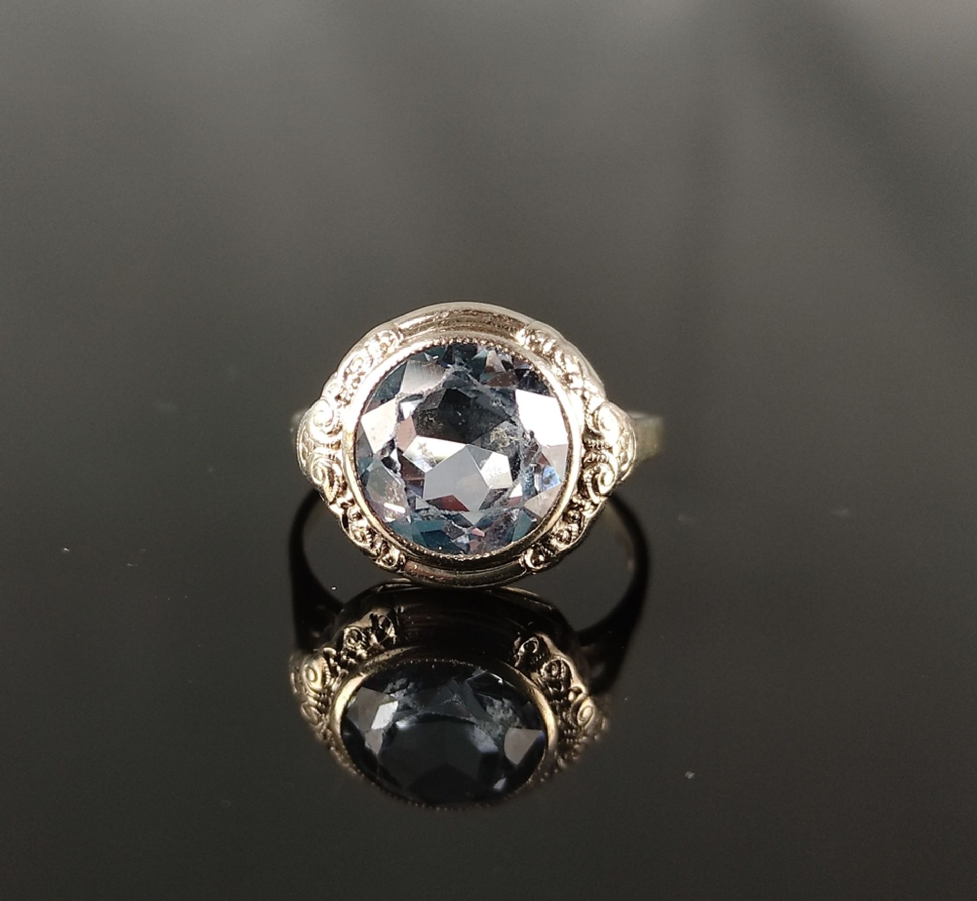 Art-Déco ring set with a round faceted aquamarine spinel in stepped border surrounded by relief orn - Image 2 of 4