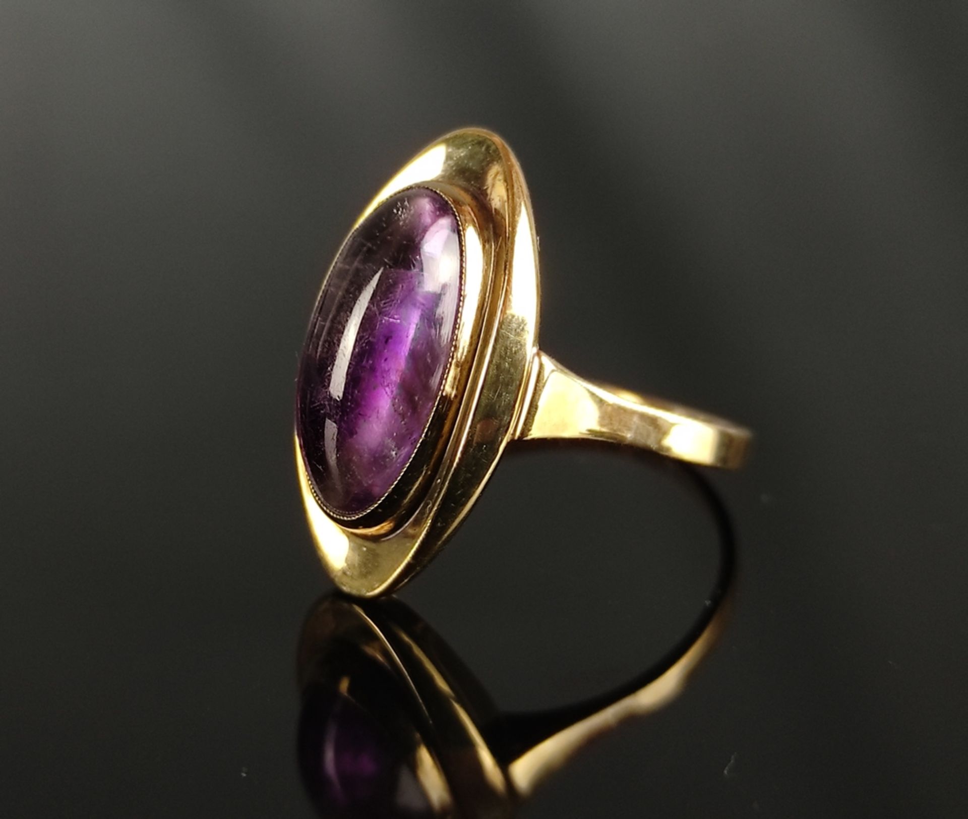 Art-Déco-Amethyst-Ring, Ringkopf in Navette-Form gearbeitet und in einem langovalen natürlichen Ame