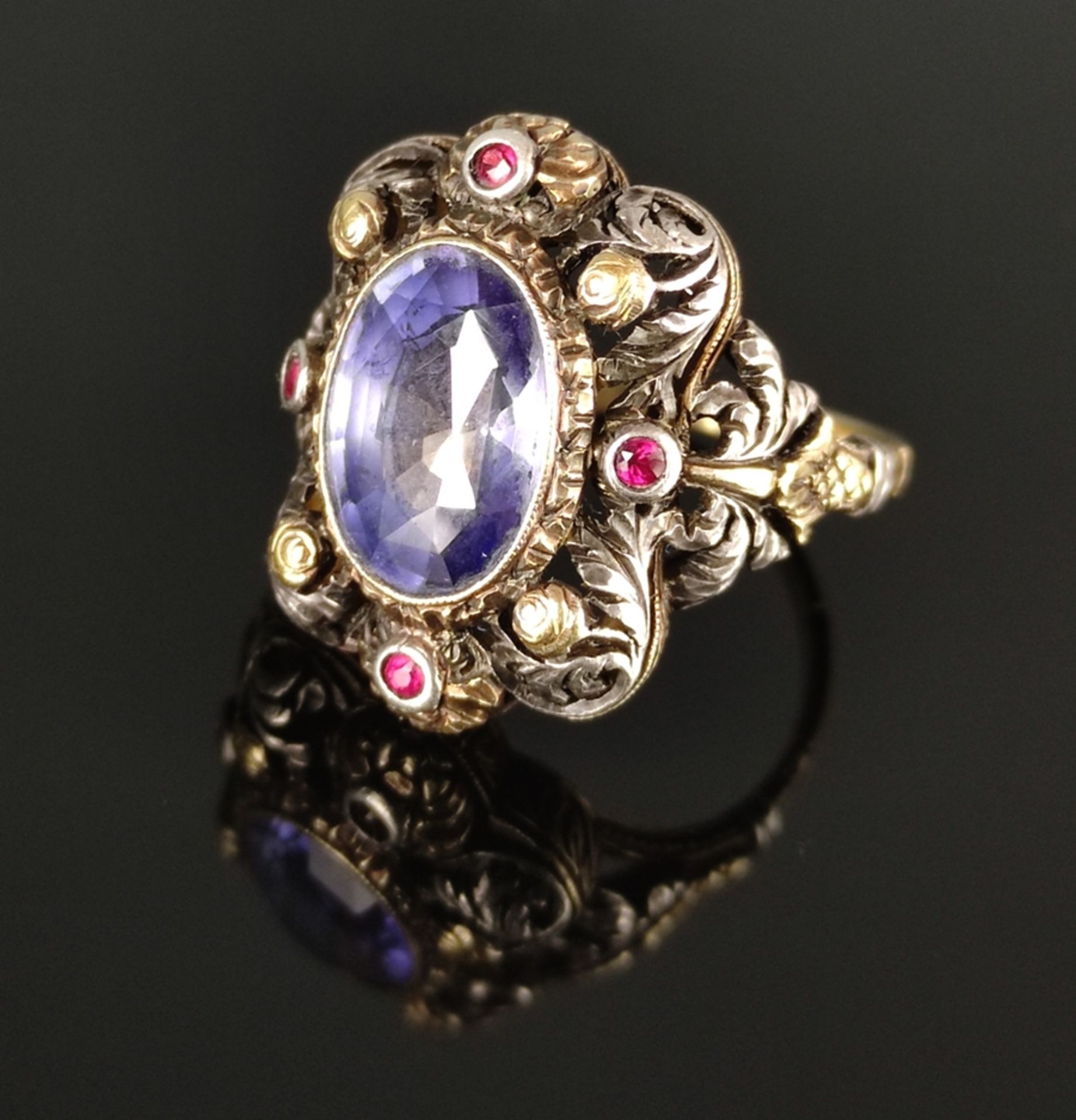 Ring mit großem, ovalen, facettierten, hellblauem Schmuckstein (ca.12,1x8,8mm), wohl Tansanit, daru