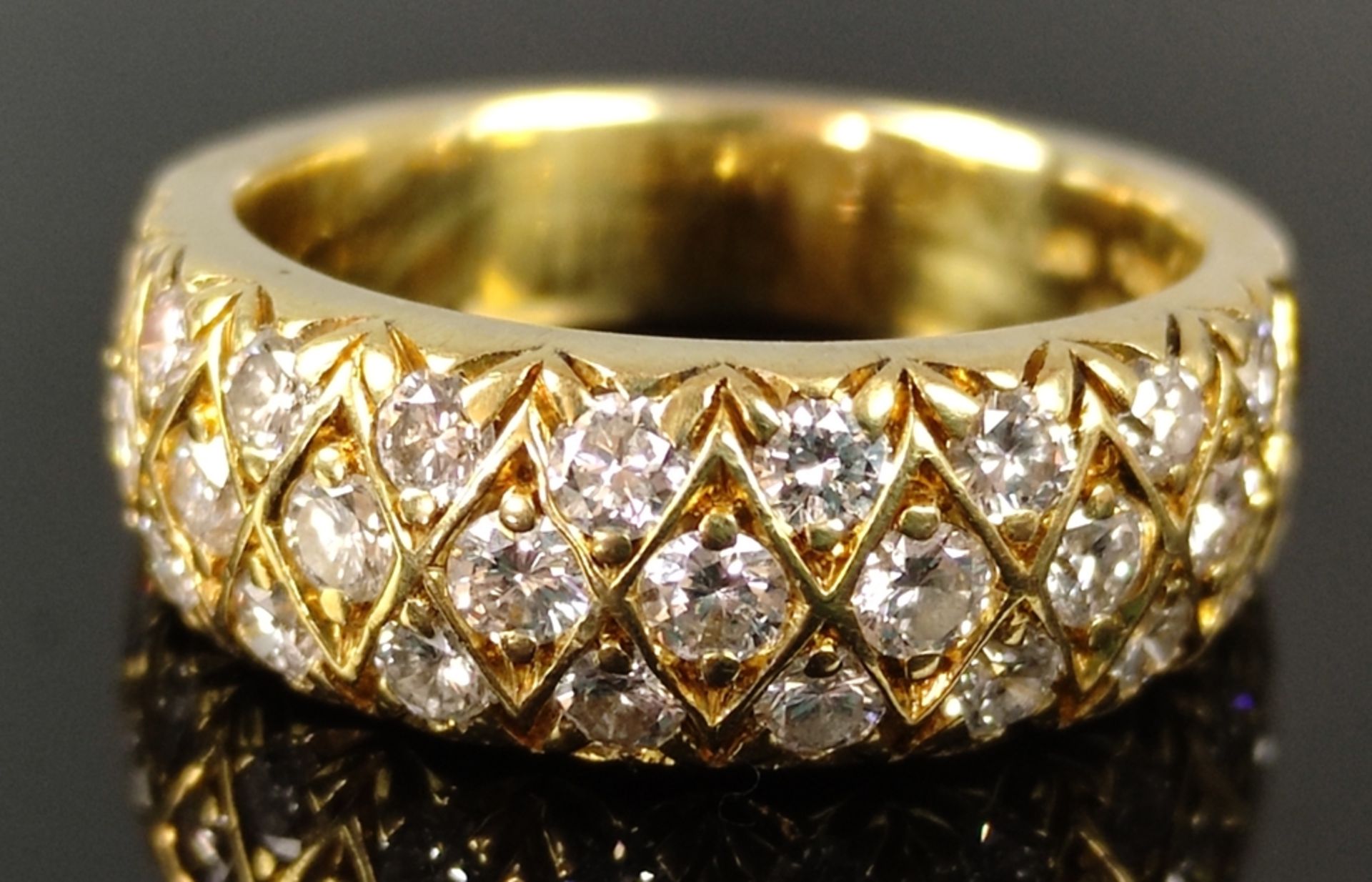 Ring mit 18 Brillanten, zusammen ca. 1,0ct, W-VVS-VS, Marke Oswaldo, 750/18K Gelbgold, 8,2g, Ringgr - Bild 2 aus 3