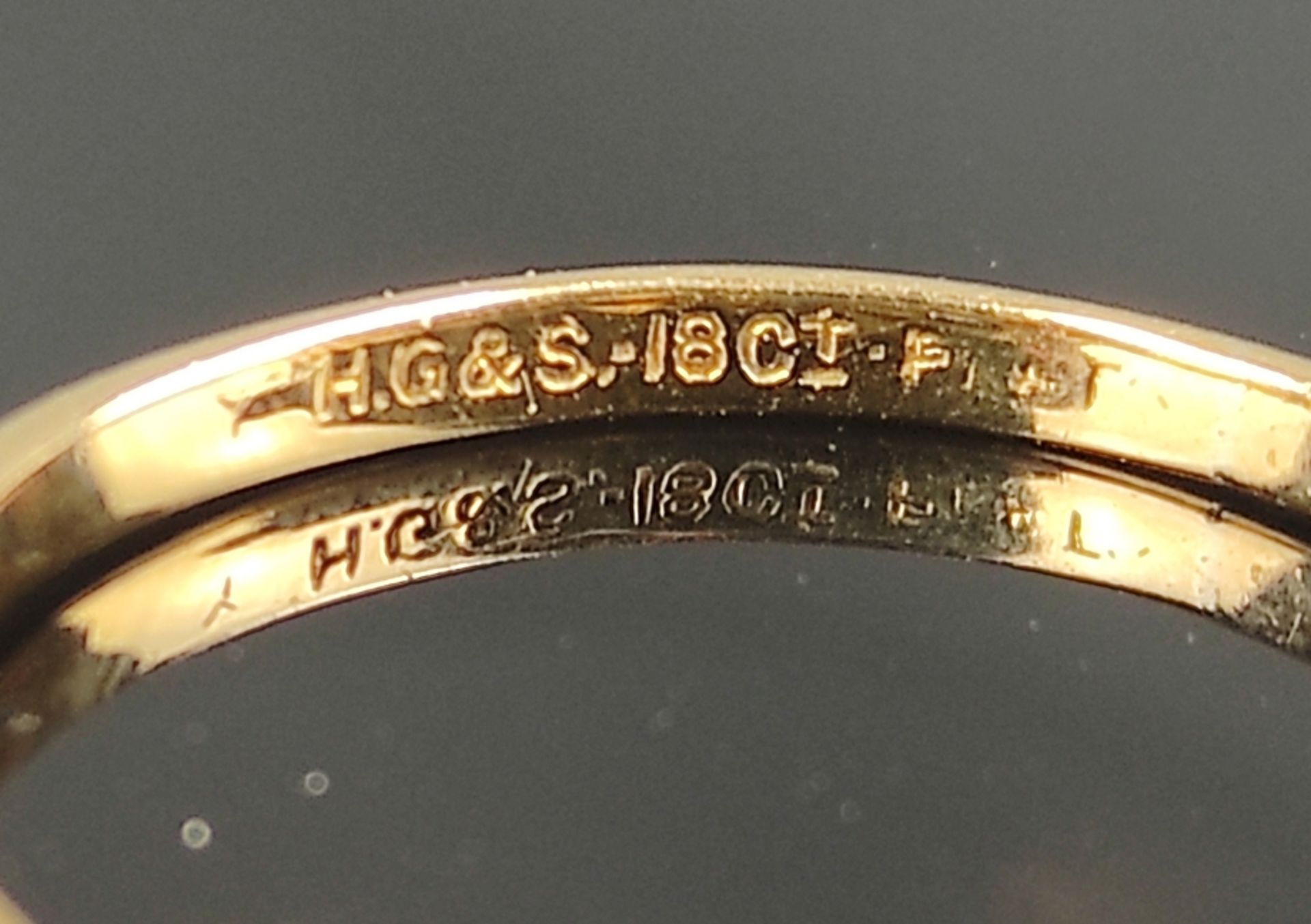 Brillant-Saphir-Ring, Schauseite besetzt zwei Brillanten und 3 Saphiren, 750/18K Gelbgold, Goldschm - Bild 3 aus 3