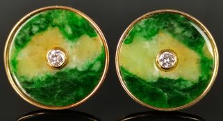 Paar Ohrringe, Scheiben aus Jadeit, mittig je ein Brillant, zusammen um 0,42ct, eingefasst in 750/1