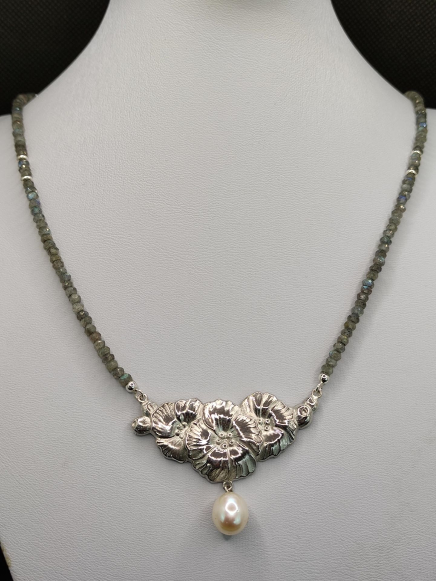 Labradorit-Collier mit reliefierten Anemonenblüten als silbernes Mittelteil (Silber 935) mit weißer - Bild 2 aus 3