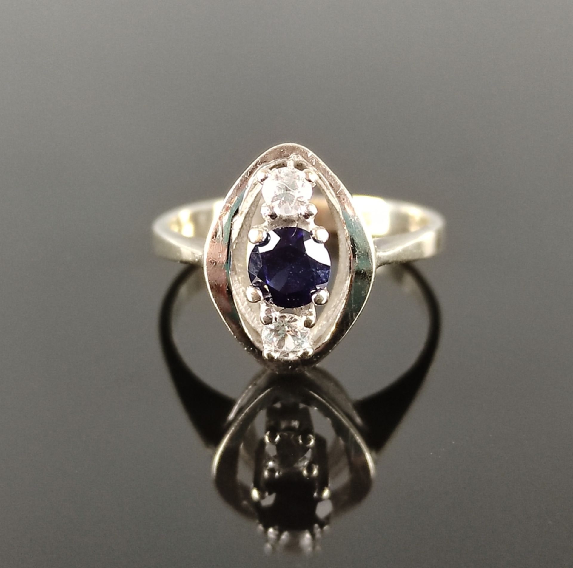 Sapphire ring, two cubic zirconia and center sapphire around 0.4ct, 333/8K white gold, 2.7g, ring s - Image 2 of 4