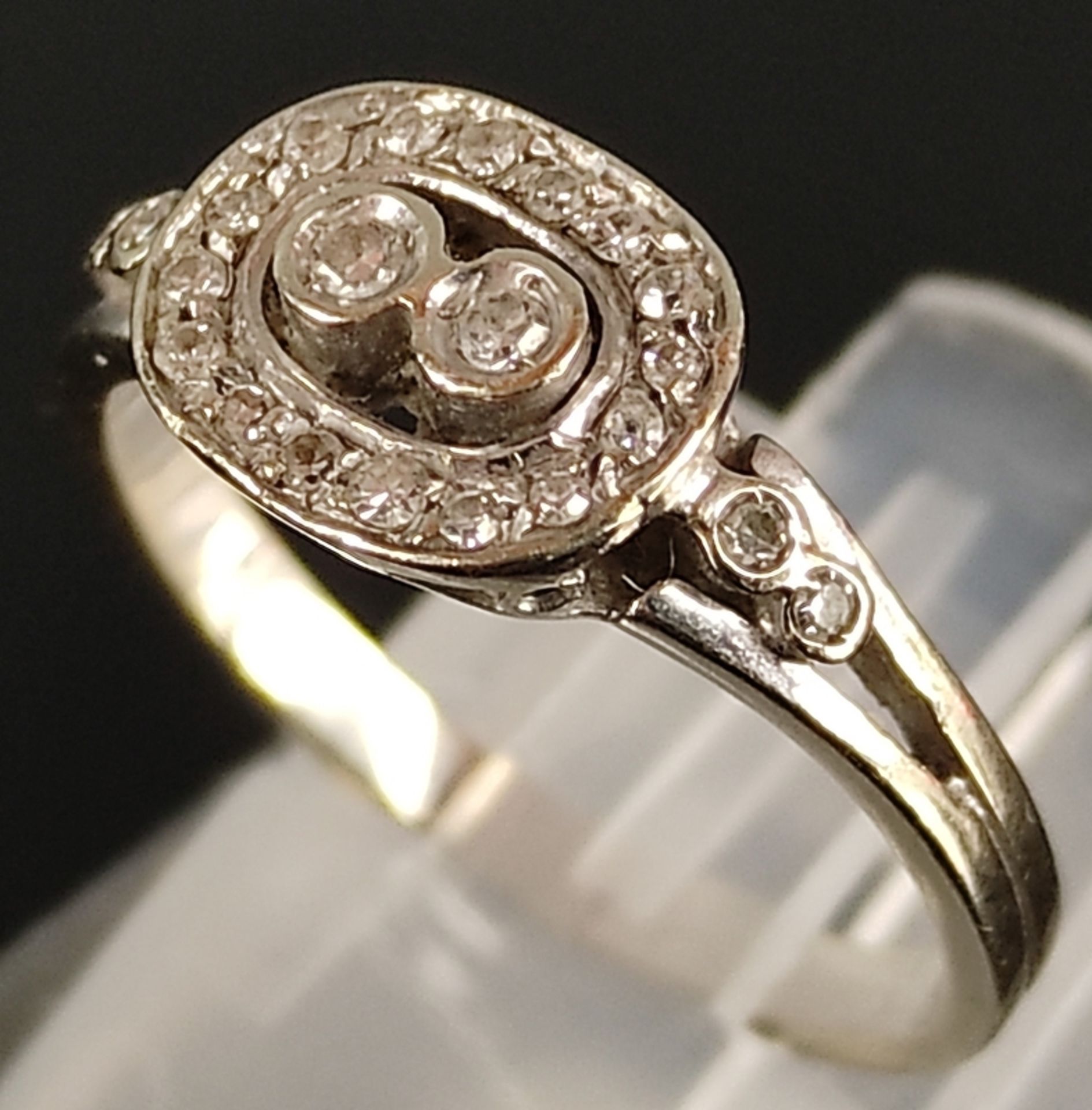 Art-Déco-Ring, mittig ovales Element mit Brillanten besetzt, 750/18K Weißgold, 2,9g, Ringgröße 53,  - Bild 3 aus 5