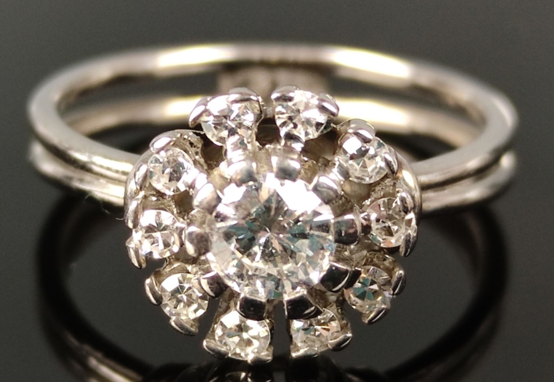 Brillant-Ring, mit zentralem Brillant um ca. 0,5ct, F-VVS und 10 Diamanten, 8/8, zusammen ca. 0,30c - Bild 2 aus 3