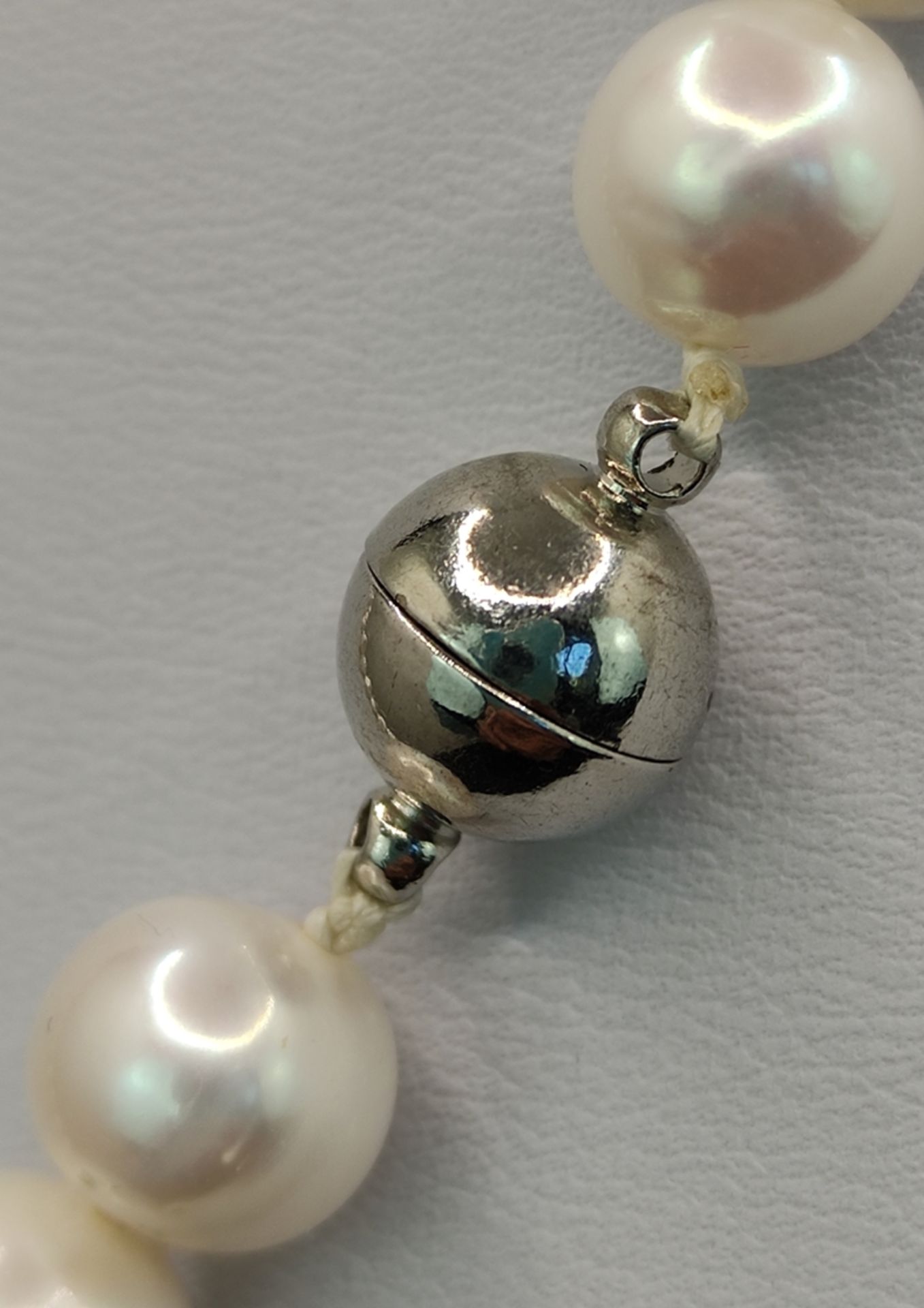 Pearl necklace, white luster, cultured pearls, spherical magnetic clasp, diameter pearls approx. 1c - Image 3 of 3