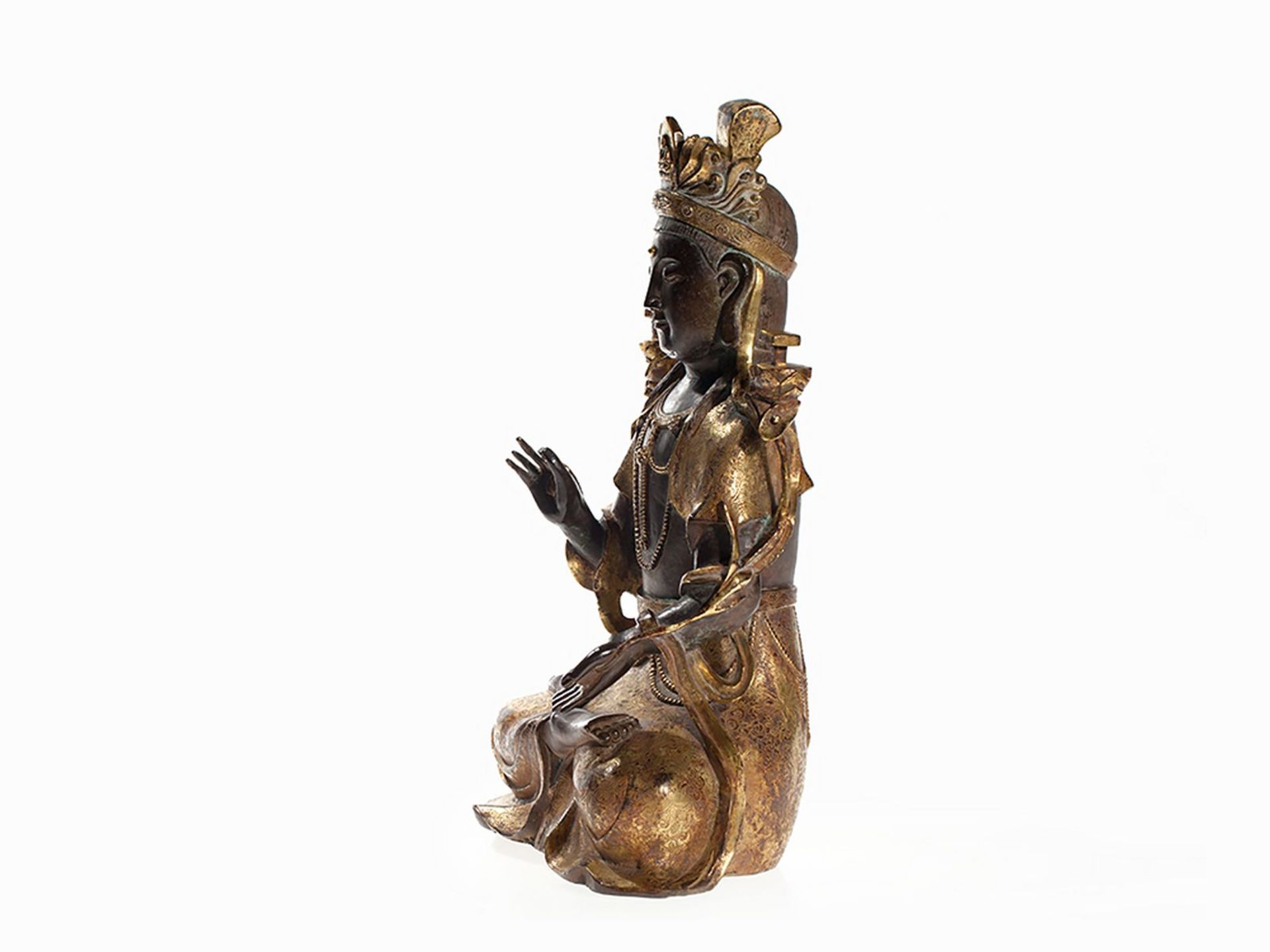 Gilt Bronze Figure of a Guanyin, Ming Style | Vergoldete Bronzefigur einer Guanyin, Ming-Stil - Image 9 of 16