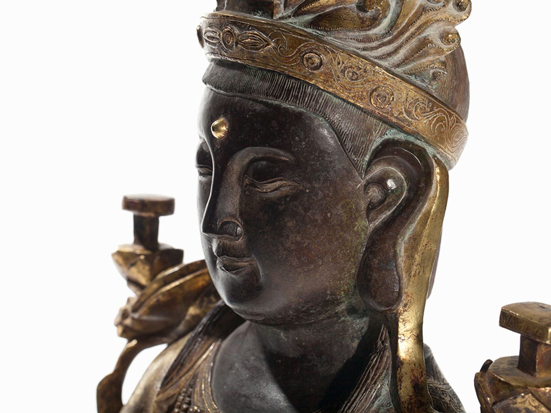 Gilt Bronze Figure of a Guanyin, Ming Style | Vergoldete Bronzefigur einer Guanyin, Ming-Stil - Image 10 of 16