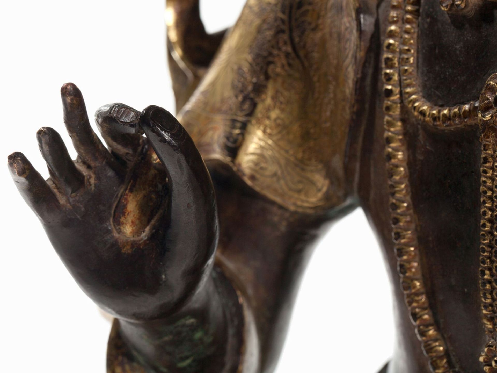 Gilt Bronze Figure of a Guanyin, Ming Style | Vergoldete Bronzefigur einer Guanyin, Ming-Stil - Image 5 of 16