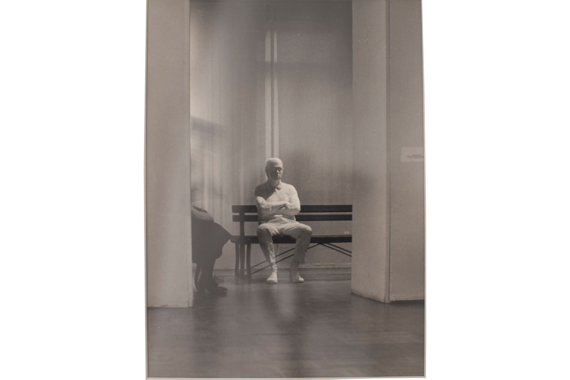 Deoraz Sigl, Mann im Warteraum, Foto, Venedig, um 1980 - Bild 2 aus 5