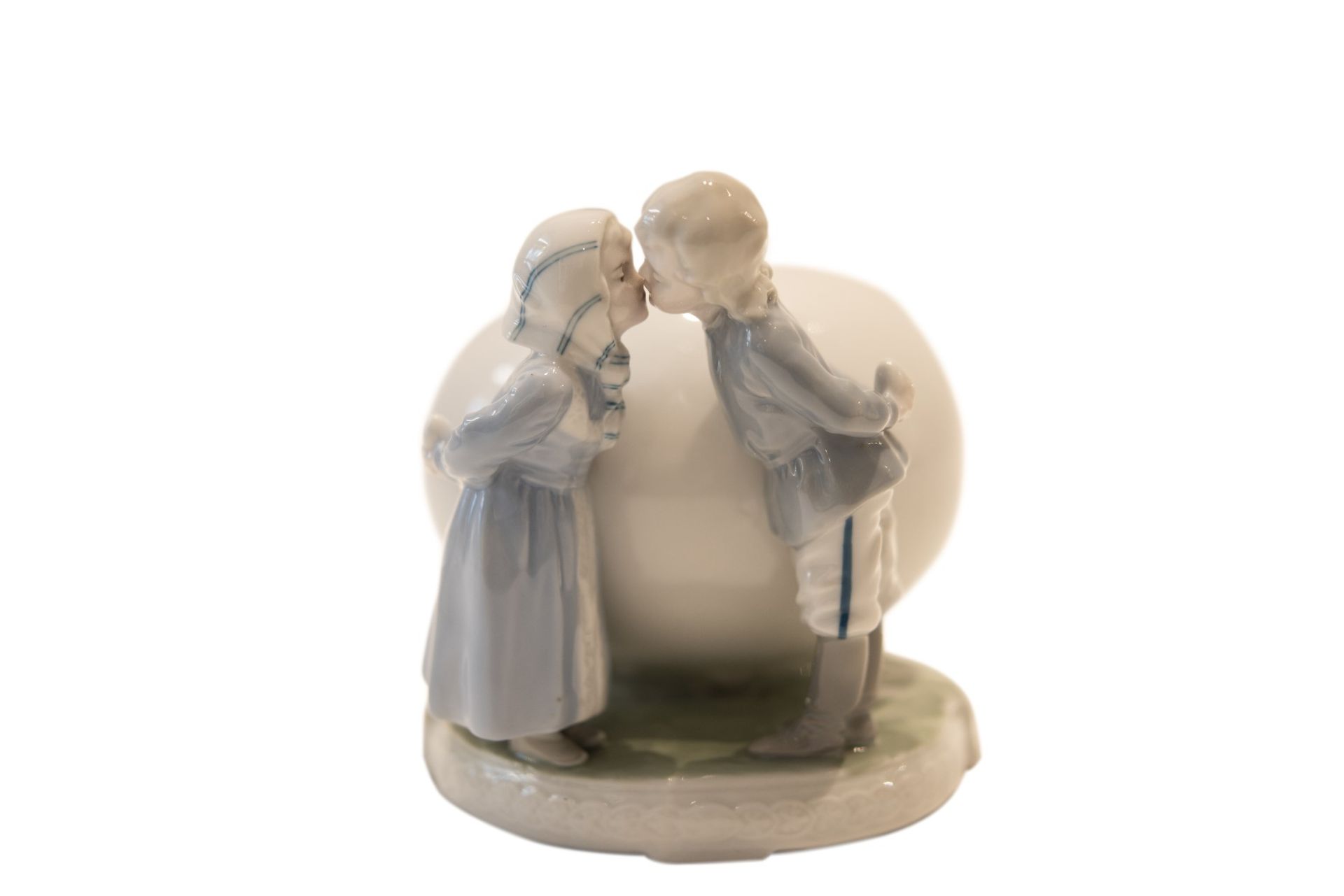Candy bowl with kissing couple