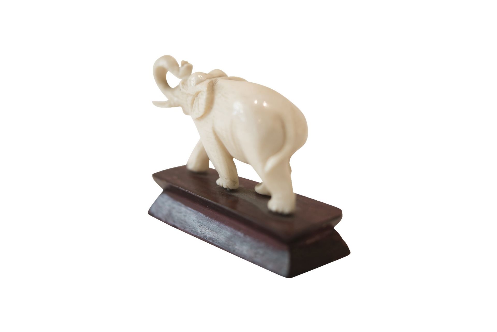Small elephant on wooden base - Image 3 of 6
